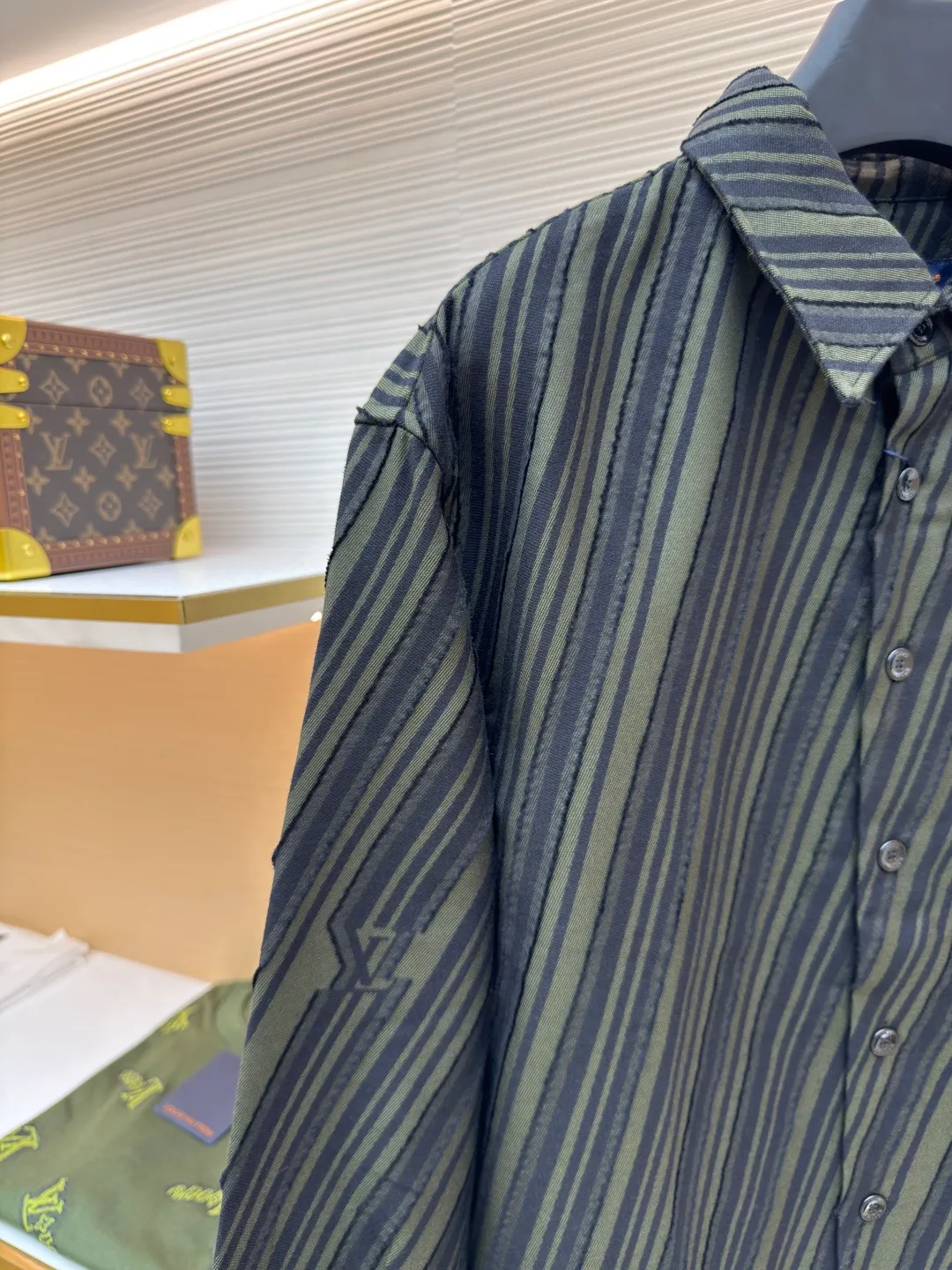 LOUIS VUITTON diagonal cut letter shirt ●Original version: Purchased and developed for 11900 ●Item number: 1680694-B90 ●Fabric: yarn-dyed rayon twill fabric ●Technology: jacquard production ●Version: fitted version ●Weight: about 570 grams ●Size: XS-S-M-L ●Description: The fabric is made of yarn-dyed rayon twill, with 150D polyester warp + wool-like rayon yarn in the weft. The high-speed rapier jacquard machine is used to weave the gray fabric. The Y-plate is purchased and disassembled to test the yarn parameters. The patterns are drawn manually and the positioning letters are matched. The cloth is recycled and decorated, and the finished product is laid out with cutting and frilling techniques. The front pockets are hand-cut with restored flower positioning letters, the front twill is restored with flowers, and the back panel is completely positioned on the Y version. The entire garment uses more than two meters of fabric for a single piece, which is extremely waste! The overall wiring is straight and delicate, the fabric is comfortable and soft, and the color is consistent without color difference. It can be matched with the same style to create a fashionable look and control various occasions. Customized accessories, complete with three standards, same style for men and women!